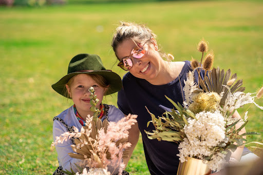 Flower arranging course for a cute picnic